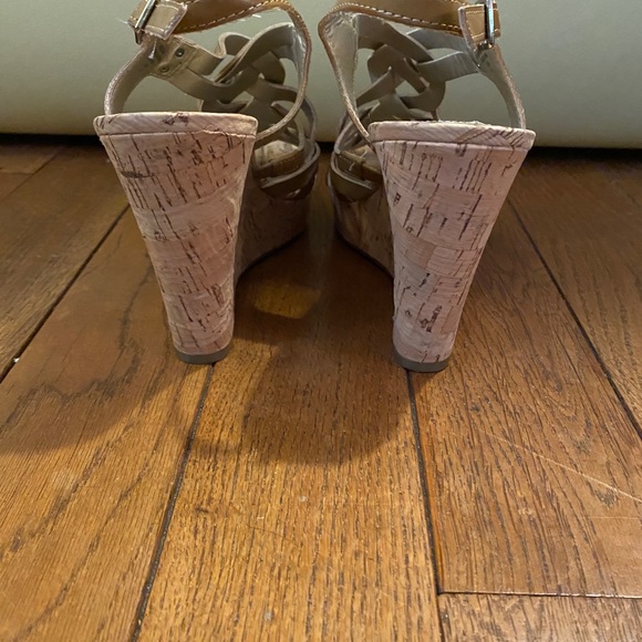 CORK SANDALS BY GUESS - Picture 2 of 3